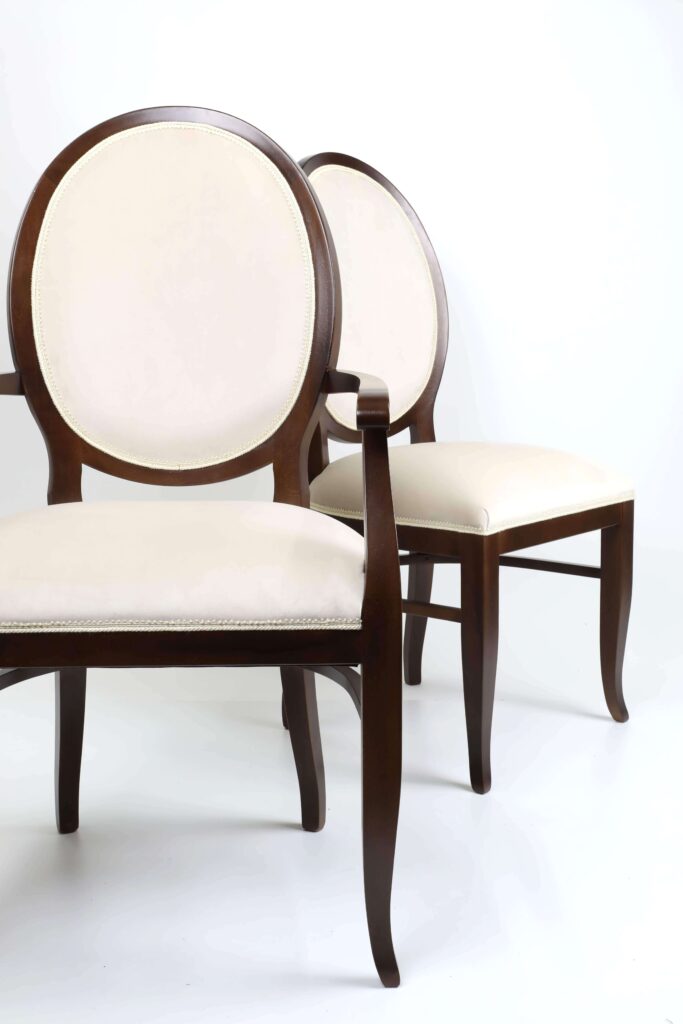 krzesla w stylu hamptons
