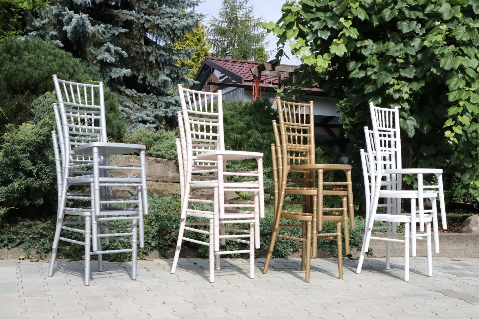 biale srebrne zlote drewniane krzesla weselne chiavari